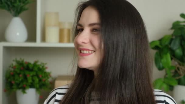 Mutlu Genç Kadın Döner Gülümseyen Kameraya Bakar — Stok video