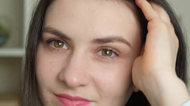 Olhar Uma Bela Mulher Anos Tocando Seu Cabelo Olhos Perto — Vídeo de Stock