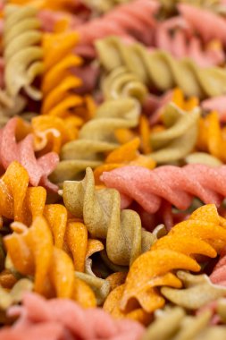 Sarmal şeklinde pirinç sebzeli makarna, üst manzara. Domatesli, seleneralı, havuçlu ve pancarlı sağlıklı pirinç makarnası..