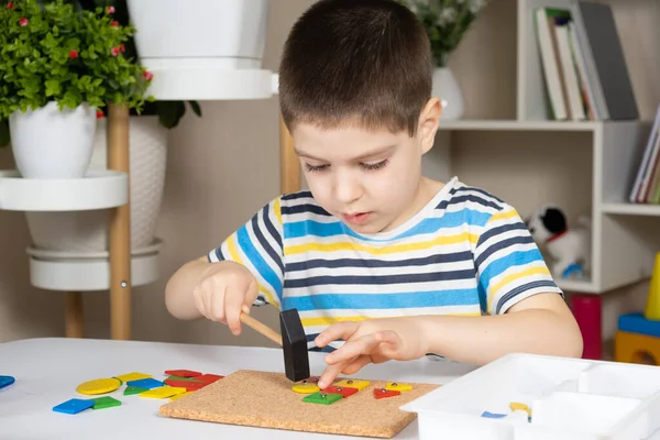 Niño Edad Preescolar Juega Con Mosaico Construye Figuras Tablero Martillando — Foto de Stock