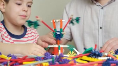 Baba ve oğul inşaatçıdan figürler yapıyorlar. Birlikte zaman geçirmek, çocuğun hayatındaki baba rolü..