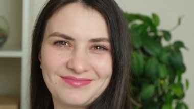 Kameraya dönüp göz kırpan 30 yaşındaki bir kadının portresi..