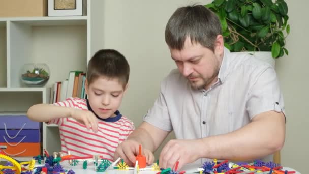 Tata Syn Budują Figury Konstruktora Spędzanie Czasu Razem Rola Ojca — Wideo stockowe