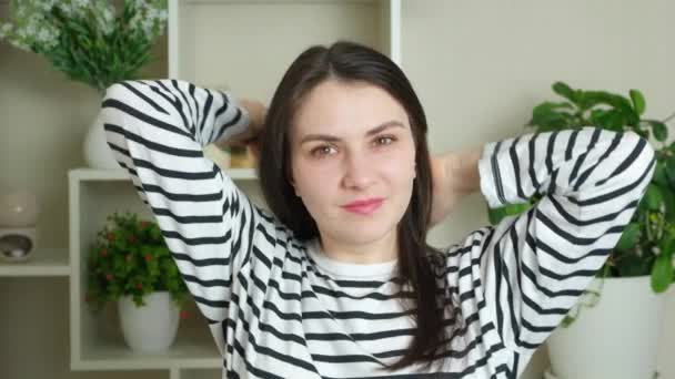 Mulher Morena Penteando Seu Longo Cabelo Liso Cor Marrom Natural — Vídeo de Stock