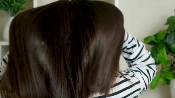 Μια Μελαχρινή Αγγίζει Μαλλιά Της Μακριά Ίσια Υγιή Άχρωμα Μαλλιά — Αρχείο Βίντεο