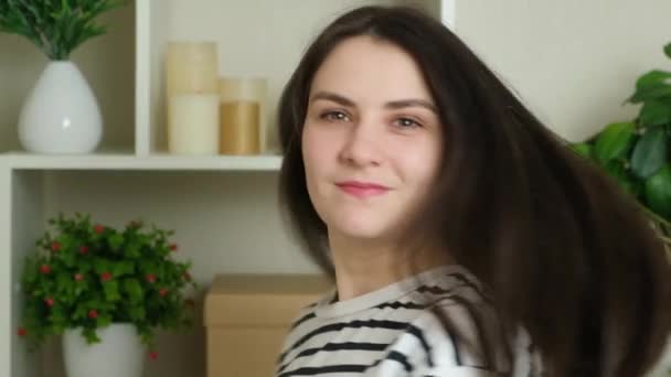 Gelukkige Jonge Vrouw Draait Zich Kijkt Glimlachend Naar Camera Vliegen — Stockvideo