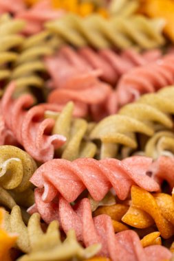 Sarmal şeklinde pirinç sebzeli makarna, üst manzara. Domatesli, seleneralı, havuçlu ve pancarlı sağlıklı pirinç makarnası..