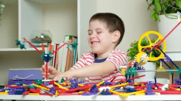 Băiețel Joacă Constructor Creând Figuri Din Unelte Bastoane Dezvoltarea Logicii — Videoclip de stoc