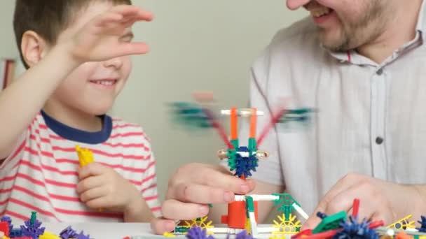 Papa Fils Construisent Des Figures Constructeur Passer Temps Ensemble Rôle — Video