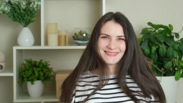 Femme Brune Jetant Ses Longs Cheveux Vers Haut Rebondissant Souriant — Video
