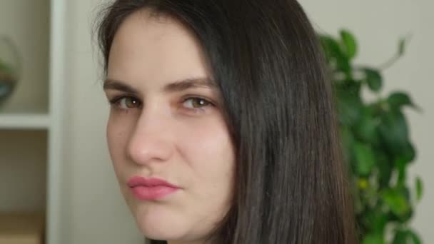 Potret Seorang Wanita Tersinggung Dengan Bibir Memanjang Cemberut Yang Berpaling — Stok Video