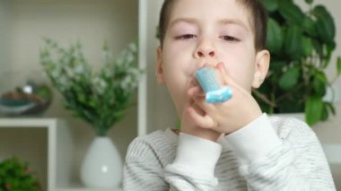 5 yaşında bir çocuk doğum gününde düdük çalar.