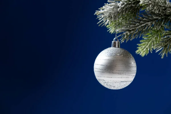 Λευκή Ασημένια Μπάλα Χιονισμένο Κλαδί Χριστουγεννιάτικου Δέντρου Μπλε Φόντο Χώρος — Φωτογραφία Αρχείου