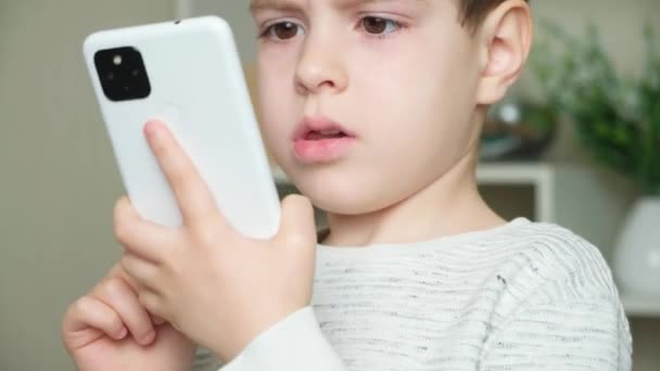 Barnet Använder Telefonen Håller Mobilen Handen Och Tittar Skärmen Skärmtid — Stockvideo
