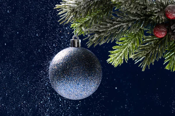 Weihnachtskarte Eine Blaue Kugel Auf Einem Fichtenzweig Schnee Schneefall Und — Stockfoto