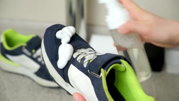 Применение Чистящей Пены Бутылки Детским Синим Тканевым Кроссовкам Уход Обувью — стоковое видео