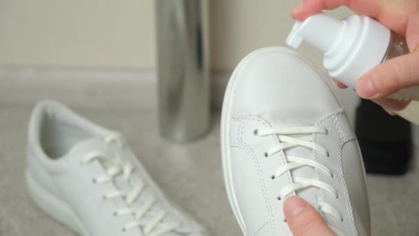 Εφαρμογή Αφρού Καθαρισμού Από Μπουκάλι Λευκά Δερμάτινα Γυναικεία Sneakers Φροντίδα — Αρχείο Βίντεο