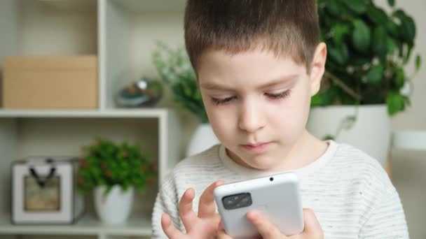 Ετών Αγόρι Παίζει Ένα Παιχνίδι Smartphone — Αρχείο Βίντεο