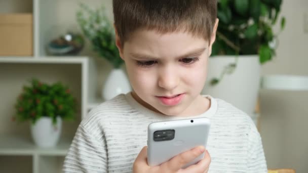 Barnet Använder Telefonen Håller Mobilen Handen Och Tittar Skärmen Skärmtid — Stockvideo