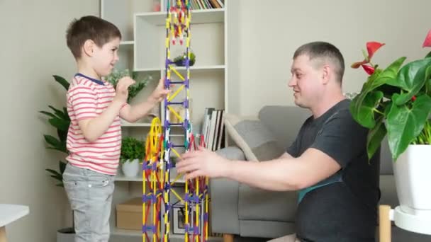 Papá Hijo Juegan Con Juguetes Construyeron Una Gran Torre Constructor — Vídeos de Stock