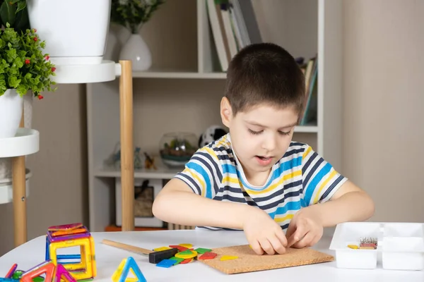 Uma Criança Pré Escolar Brinca Com Mosaico Constrói Figuras Tabuleiro — Fotografia de Stock