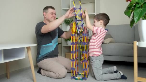 Μπαμπάς Και Γιος Παίζουν Παιχνίδια Έχτισαν Έναν Μεγάλο Πύργο Από — Αρχείο Βίντεο