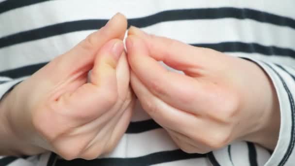 Женщин Тревожные Руки Сбор Кончиков Пальцев Тревога Стресс — стоковое видео