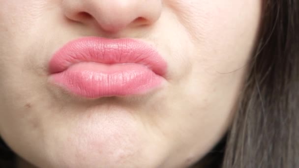 Die Verärgerten Lippen Der Frauen Strecken Sich Nach Vorne Und — Stockvideo