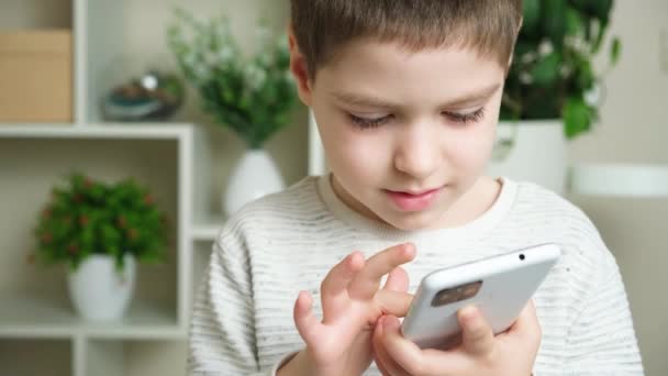 Anaokulundan Bir Çocuk Akıllı Telefondan Oyun Oynuyor Parmaklarını Ekranda Gezdiriyor — Stok video