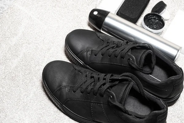Набір Очищення Чорного Взуття Від Нубуку Водовідштовхуючий Спрей Кремова Фарба — стокове фото