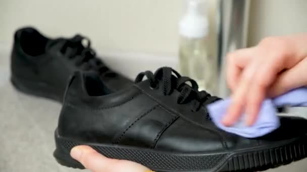 Zwarte Nubuck Schoenen Schoonmaken Met Een Vochtige Doek Zorg Voor — Stockvideo