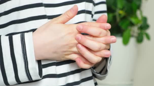 一个女人扭动她的手指 捏紧她的手关节 — 图库视频影像