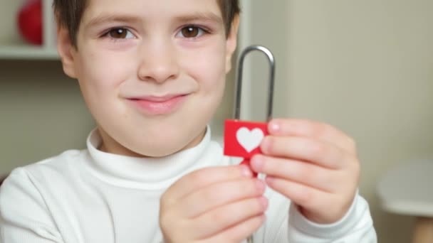 Roztomilý Školák Otevře Červený Zámek Klíči Srdce Dětský Valentýn — Stock video