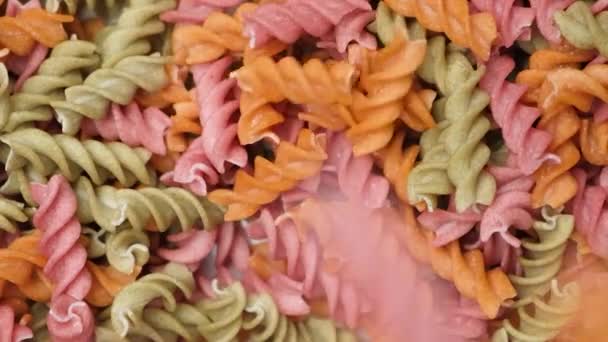 Bezglutenowy Ryż Makaron Warzywny Fusilli Wylewa Się Góry Dołu Makaron — Wideo stockowe