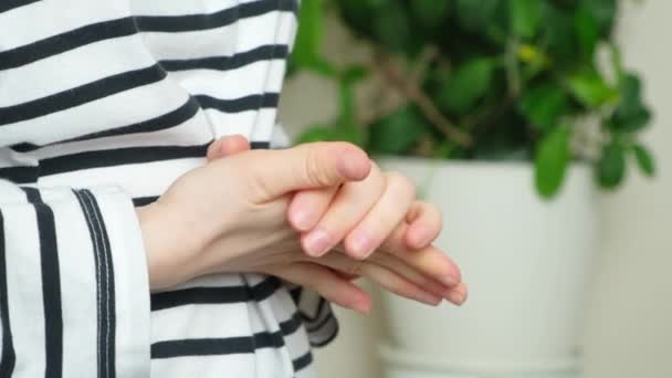 女性は指をこすり 不安とストレス 手のひらの汗をこする — ストック動画