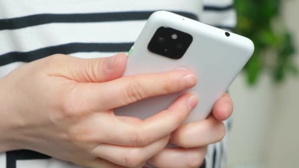 指紋とスマートフォンのロックを解除 女性は携帯電話を保持 手を閉じる — ストック動画