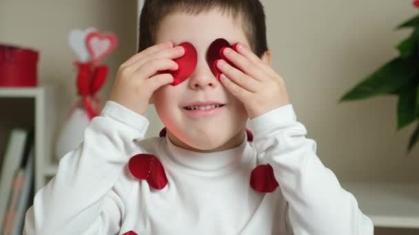 Aranyos Kis Óvodás Fiú Játszik Egy Koszorú Formájában Szív Valentin — Stock videók