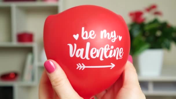 女人们手里拿着一个红色的气球 上面写着我的情人节礼物和箭 — 图库视频影像