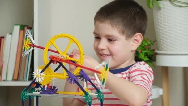 Malý Chlapec Hraje Konstruktérem Vytváří Postavy Ozubených Kol Klacků Vývoj — Stock video