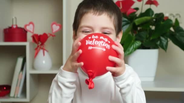 Cute Letni Chłopiec Posiada Balon Tekstem Być Mój Walentynki Uśmiechy — Wideo stockowe