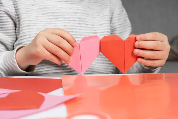 Дитина Створює Серця Паперу Руки Зблизька Орігамі Валентинів — стокове фото