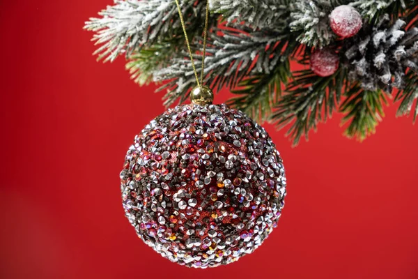 Λαμπερή Ροζ Μπάλα Ένα Χιονισμένο Κλαδί Ενός Χριστουγεννιάτικου Δέντρου Κόκκινο — Φωτογραφία Αρχείου