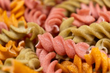 Sarmal şeklinde pirinç sebzeli makarna, üst manzara. Domatesli, seleneralı, havuçlu ve pancarlı sağlıklı pirinç makarnası..