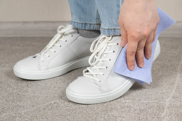 Weiße Schuhe Putzen Turnschuhe Pflegen Eine Frau Wischt Ihre Lederschuhe — Stockfoto