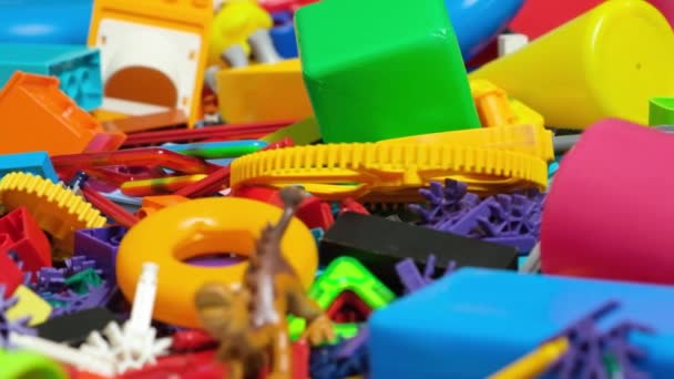 Изобилие Игрушек Детской Комнате Много Пластиковых Разноцветных Деталей Дизайнеров Запасных — стоковое видео