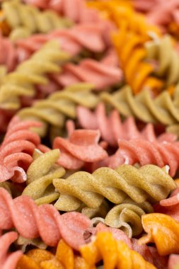 Sarmal şeklinde pirinç sebzeli makarna, üst manzara. Domatesli, seleneralı, havuçlu ve pancarlı sağlıklı pirinç makarnası..