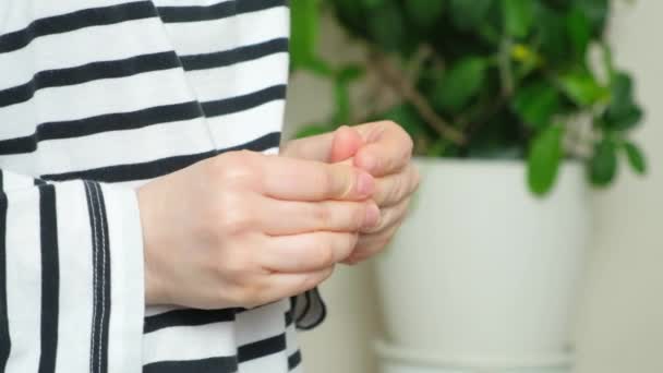 Bir Kadın Parmaklarını Sıkar Ovar Endişe Stres Avuç Içleri Terler — Stok video
