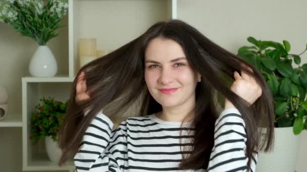Šťastná Brunetka Žena Dlouhými Rovnými Vlasy Otočí Kameru Usměje — Stock video