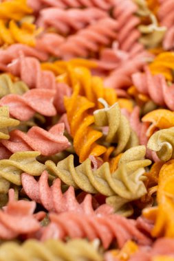 Sarmal şeklinde pirinç sebzeli makarna, üst manzara. Domatesli, seleneralı, havuçlu ve pancarlı sağlıklı pirinç makarnası..