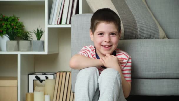 Ένα 5Χρονο Αγόρι Γελάει Καλύπτει Πρόσωπο Χέρια Και Χαμογελά Κοιτάζοντας — Αρχείο Βίντεο